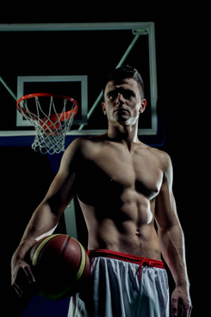 שחקן כדורסל חטוב עם כדורסל ביד