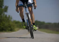 רוכב אופניים על כביש בזמן דיווש אינטנסיבי