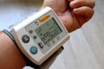 מד לחץ דם דיגיטלי על פרק ידו של אדם