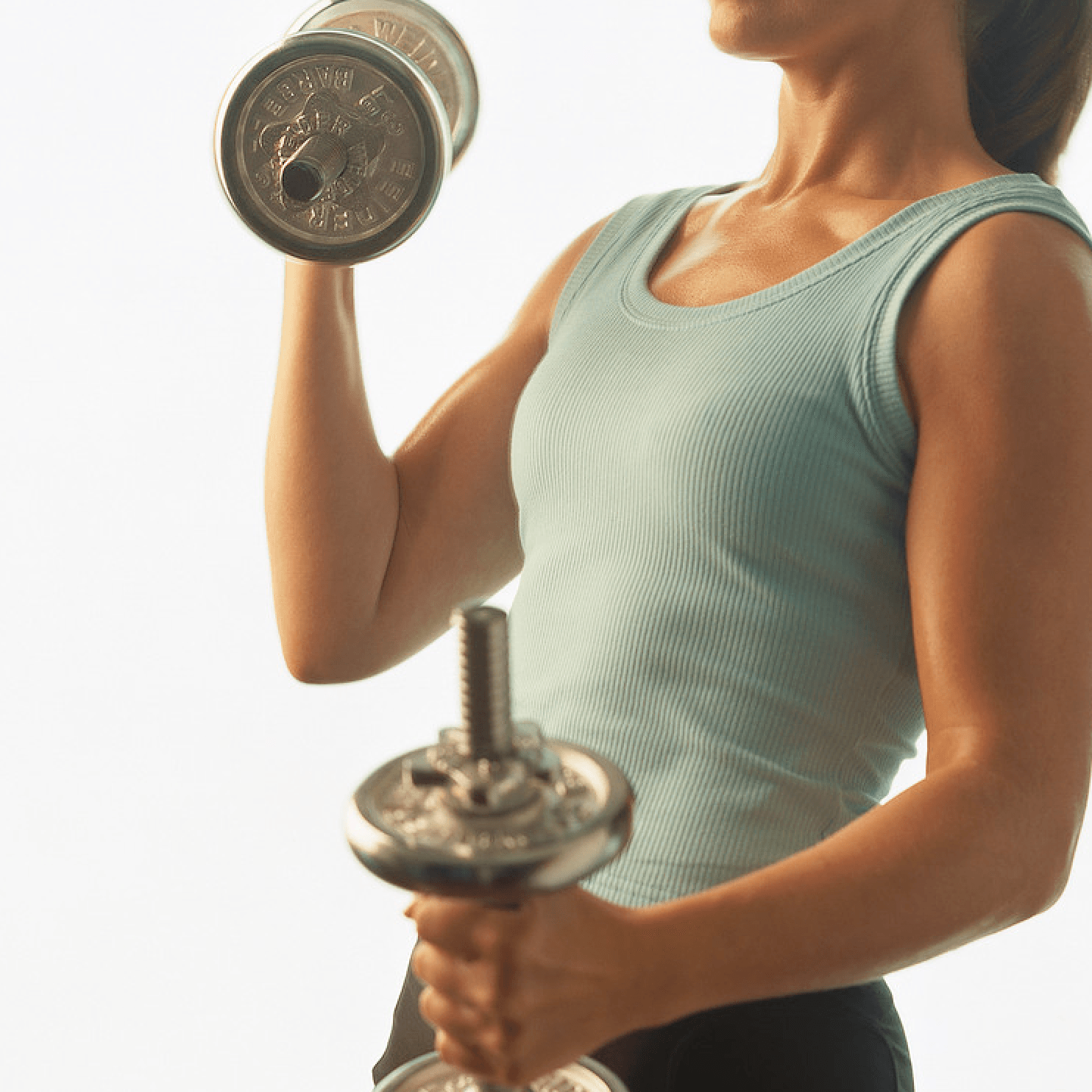  9 סיבות שאישה צריכה להרים משקולות לירידה במשקל